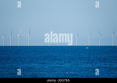 Worthing, Royaume-Uni. 7 juillet, 2017. Un matin calme accueil chaleureux à Worthing, Royaume-Uni. 07Th Juillet, 2017. Dans les turbines éoliennes offshore Rampion prendre le soleil du matin. Le développement, en cours de construction par le développement par E.ON se trouve à 13km au large de la côte du Sussex, dans le sud-est de l'Angleterre. Le site s'étend sur 72km² et aura une capacité initiale de générer 400 MW d'électricité, suffisant pour alimenter jusqu'à 290 000 foyers. Photo par : Julie Edwards/Alamy Live News Banque D'Images