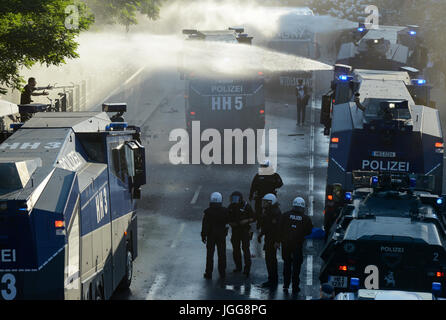 Hambourg, Allemagne. 6 juillet, 2017. Allemagne, Hambourg, protestation 'Welcome to hell' contre sommet du G-20, des gaz lacrymogènes et des canons à eau de la police contre les black block de groupes radicaux et autonomes, de crédit : Joerg Boethling/Alamy Live News Banque D'Images