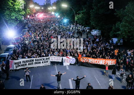 Hambourg, Allemagne. 6 juillet, 2017. dpatop - mars manifestants derrière des banderoles au cours de la 'Welcome to hell' des manifestations contre le sommet du G20 à Hambourg, Allemagne, 6 juillet 2017. Photo : Markus Scholz/dpa/Alamy Live News Banque D'Images