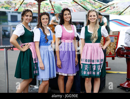 Spielberg, en Autriche. Le 06 juillet, 2017. Sport Automobile : Championnat du Monde de Formule 1 de la FIA 2017, Grand Prix d'Autriche, des filles portant un Dirndl Credit : dpa/Alamy Live News Banque D'Images