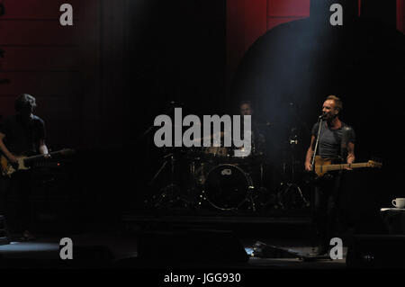 Barcelone, Espagne. Le 6 juillet 2017. Chanteur Sting joue sur scène avec son groupe et son fils au Festival Jardins de Pedralbes à Barcelone durant la tournée mondiale de Sting en 2017. Credit : Rosmi Duaso/ Alamy Live News Banque D'Images