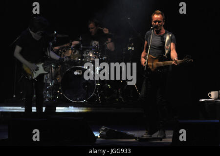 Barcelone, Espagne. Le 6 juillet 2017. Chanteur Sting joue sur scène avec son groupe et son fils au Festival Jardins de Pedralbes à Barcelone durant la tournée mondiale de Sting en 2017. Credit : Rosmi Duaso/ Alamy Live News Banque D'Images