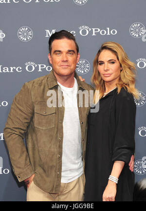 Rosenheim, Allemagne. 6 juillet, 2017. La popstar Robbie Williams et sa femme Ayda Field Williams arriver lors d'une fête organisée pour célébrer le 50e anniversaire de Marc O'Polo à Rosenheim, Allemagne, 6 juillet 2017. Photo : Ursula Düren/dpa/Alamy Live News Banque D'Images