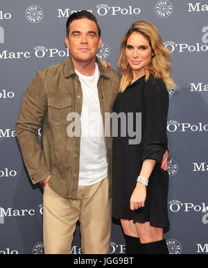 Rosenheim, Allemagne. 6 juillet, 2017. La popstar Robbie Williams et sa femme Ayda Field Williams arriver lors d'une fête organisée pour célébrer le 50e anniversaire de Marc O'Polo à Rosenheim, Allemagne, 6 juillet 2017. Photo : Ursula Düren/dpa/Alamy Live News Banque D'Images