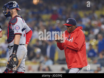 Los Angeles, Californie, USA. 5 juin, 2017. (R-L) Dusty Baker, Matt Wieters (nationaux) MLB : Washington Nationals Dusty Baker pendant le manager principal Ligue base-ball match contre les Dodgers de Los Angeles au Dodger Stadium à Los Angeles, California, United States . Credit : AFLO/Alamy Live News Banque D'Images
