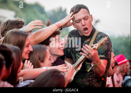 Hradec Kralove, République tchèque. 4 juillet, 2017. La Cage The Elephant guitariste Brad Shultz effectue pendant le concert dans le festival de musique Rock for People, qui commence en Festivalpark à Hradec Kralove, République tchèque, le mardi, 4 juillet 2017. Photo : CTK/Tanecek Photo/Alamy Live News Banque D'Images