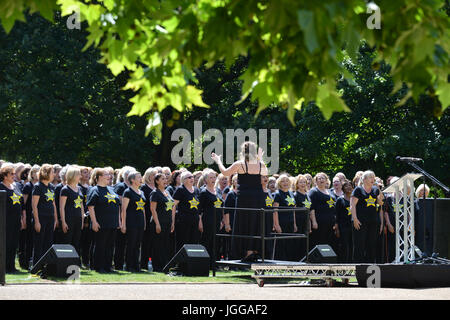 Hyde Park, London, UK. 7 juillet 2017. Commémoration des attentats de Londres au 7/7 memorial à Hyde Park Crédit : Matthieu Chattle/Alamy Live News Banque D'Images