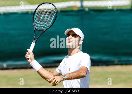 Le joueur de tennis suisse Roger Federer au cours d'une session pratique sur le championnat de Wimbledon 2017 Banque D'Images