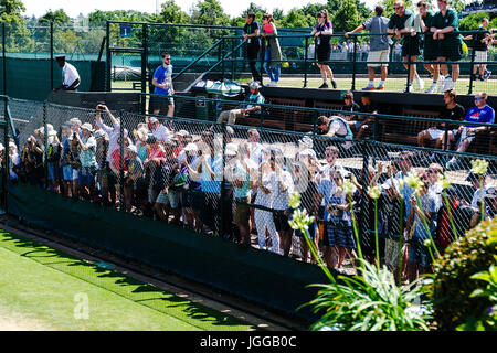 Londres, Royaume-Uni, le 7 juillet 2017 : Tennis fans suivent un entraînement de Roger Federer suisse sur cinq jours de la 2017 de Wimbledon, à Londres le 07 juillet, 2017. Crédit : Frank Molter/Alamy Live News Banque D'Images