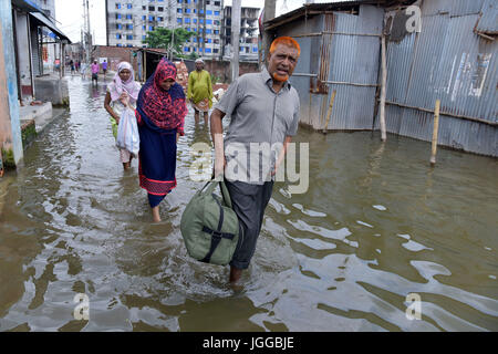 Dhaka, Bangladesh. 7e juillet, 2017. Peuple bangladais traverser une rue inondée au barrage du MDN à Dhaka, au Bangladesh. L'empiètement des canaux est de contribuer à l'accumulation d'eau dans la région. Credit : SK Hasan Ali/Alamy Live News Banque D'Images