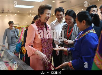 Changsha, Chine, province du Hunan. 7 juillet, 2017. La princesse Anne interagit avec un handicraftswoman dans un musée de l'Université du Hunan à Changsha, Province du Hunan en Chine centrale, le 7 juillet 2017. Crédit : Li Ga/Xinhua/Alamy Live News Banque D'Images