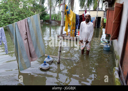 Dhaka, Bangladesh. 7e juillet, 2017. Peuple bangladais traverser une rue inondée au barrage du MDN à Dhaka, au Bangladesh. L'empiètement des canaux est de contribuer à l'accumulation d'eau dans la région. Credit : SK Hasan Ali/Alamy Live News Banque D'Images