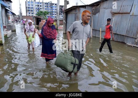 Dhaka, Bangladesh. 7e juillet, 2017. Peuple bangladais traverser une rue inondée au barrage du MDN à Dhaka, au Bangladesh. L'empiètement des canaux est de contribuer à l'accumulation d'eau dans la région. Credit : SK Hasan Ali/Alamy Live News Banque D'Images