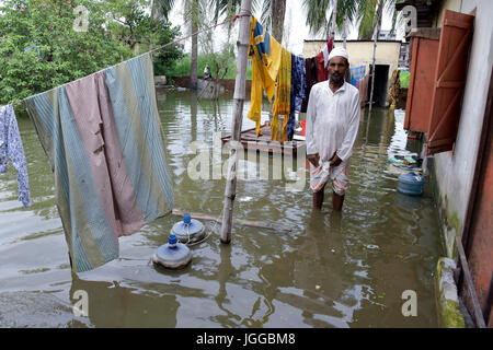 Dhaka, Bangladesh. 7e juillet, 2017. Peuple bangladais traverser une rue inondée au barrage du MDN à Dhaka, au Bangladesh. L'empiètement des canaux est de contribuer à l'accumulation d'eau dans la région. Credit : SK Hasan Ali/Alamy Live News Banque D'Images