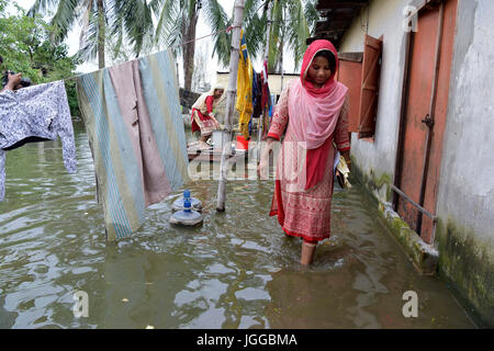 Dhaka, Bangladesh. 7e juillet, 2017. Peuple bangladais traverser une rue inondée au barrage du MDN à Dhaka, au Bangladesh. L'empiètement des canaux est de contribuer à l'accumulation d'eau dans la région. Credit : SK Hasan Ali/Alamy Live News Banque D'Images