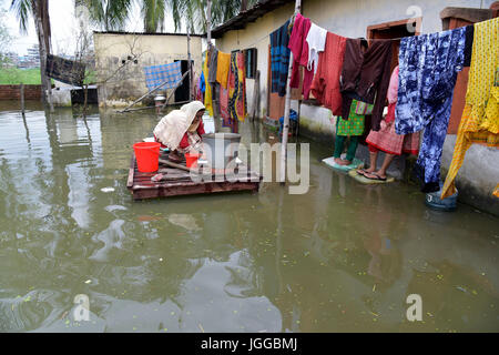 Dhaka, Bangladesh. 7e juillet, 2017. Une femme bangladaise à laver les vêtements dans une maison inondée au barrage du MDN à Dhaka, au Bangladesh. L'empiètement des canaux est de contribuer à l'accumulation d'eau dans la région. Credit : SK Hasan Ali/Alamy Live News Banque D'Images