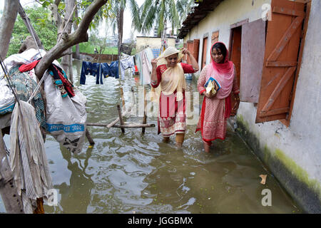 Dhaka, Bangladesh. 7e juillet, 2017. Peuple bangladais traverser une rue inondée au barrage du MDN à Dhaka, au Bangladesh. L'empiètement des canaux est de contribuer à l'accumulation d'eau dans la région. Credit : SK Hasan Ali/Alamy Live News Banque D'Images