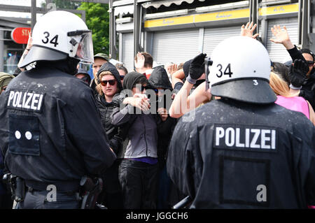 Hambourg, Allemagne. 7 juillet, 2017. Policiers et manifestants s'affrontent à Hambourg, Allemagne, 7 juillet 2017. Les chefs des gouvernements du G20 groupe de pays sont réunis à Hambourg, sur le 7 et 8 juillet 2017. Photo : Boris Roessler/dpa/Alamy Live News Banque D'Images