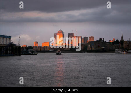 Coucher de soleil sur Londres et financiers internationaux du district d'entreprise Canary Wharf, prises à partir de la Tamise Banque D'Images