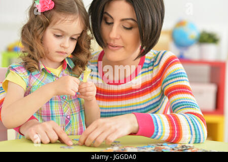 Jeune mère jouant avec ma petite fille Banque D'Images