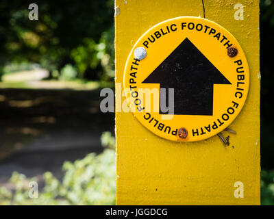 Sentier Public marqueur sur un chemin de randonnée à Bedford UK Banque D'Images