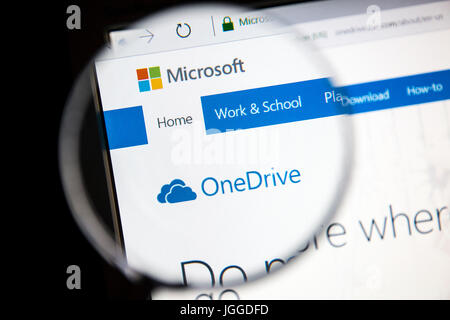 Site Web Microsoft OneDrive sous une loupe OneDrive est un service d'hébergement de fichiers qui permet aux utilisateurs de synchroniser fi Banque D'Images