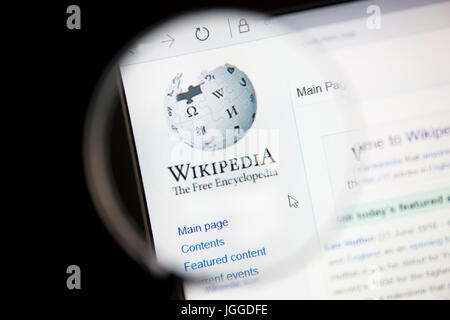 Wikipedia site web sous une loupe Wikipedia est une encyclopédie Internet gratuite. Banque D'Images