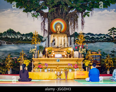 La prière à l'intérieur d'un temple bouddhiste au Vietnam, Bouddha statue culte dans un temple antique de Hoi An, ville touristique Banque D'Images