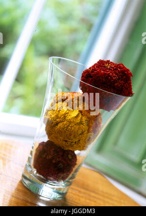 Boules de fleurs séchées affiché en vase en verre Banque D'Images