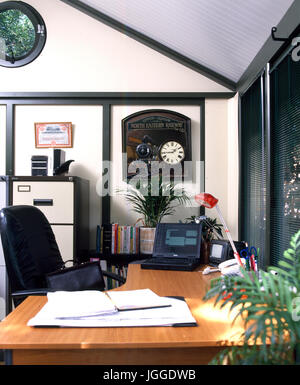 À l'intérieur d'un bureau à domicile dans le jardin Banque D'Images