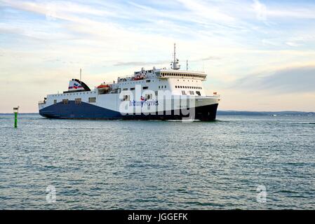 Ferry Bretagne Etretat entrant dans le port de Portsmouth Hampshire UK Banque D'Images