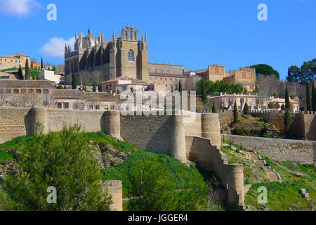 Le Monasterio de San Juan de los Reyes au-dessus du mur de la ville de Tolède, Espagne. Banque D'Images