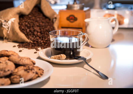 Tasse de café et des cookies avec des grains de café dans un sac de jute et grinder Banque D'Images