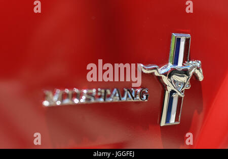 Logo sur la porte d'une Ford Mustang rouge vintage Banque D'Images