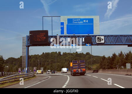 Voyageant le long de l'autoroute M4 en direction de Cardiff en direction est montrant une circulation légère de l'avant et la signalisation des retards possibles. Banque D'Images