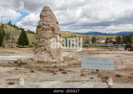 Liberty Cap avec signe et de la ville de Mammoth Hot Springs, dans l'arrière-plan - Parc National de Yellowstone Banque D'Images