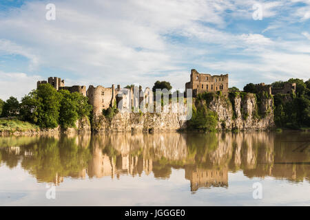 Le Château de Chepstow se reflétant dans les eaux de la rivière Wye. Banque D'Images