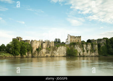 Le Château de Chepstow se reflétant dans les eaux de la rivière Wye. Banque D'Images