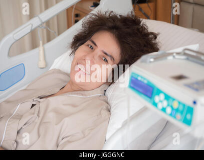 Personnes âgées Asie patient lying on bed in hospital Banque D'Images