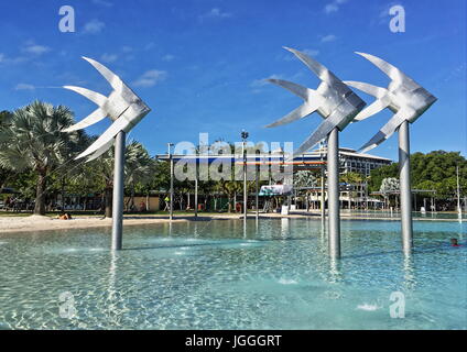 Cairns Esplanade piscine lagon est comme une piscine publique mais n'est pas réellement un pool, il s'agit plutôt d'une lagune reliée à l'entrée Banque D'Images