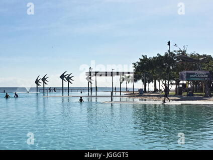 Piscine Lagon Esplanade de Cairns n'est pas une piscine publique, c'est plutôt une valeur iconique et saine pour la piscine lagon et la plage Banque D'Images