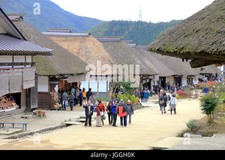 Rangée de maisons d'Adobe à Ouchi-juku dans Shimogo à Fukushima Japon Banque D'Images