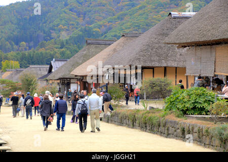 Rangée de maisons d'Adobe à Ouchi-juku dans Shimogo à Fukushima Japon Banque D'Images