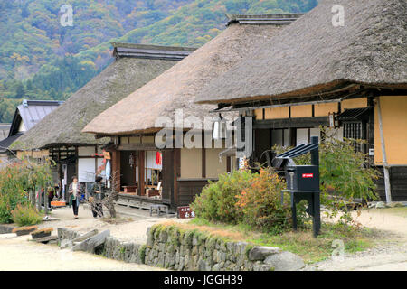 Rangée de maisons d'Adobe à Ouchi-juku dans Shimogo à Fukushima Japon Banque D'Images