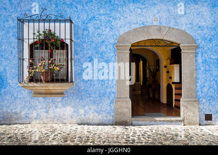 Scène de rue typique, des maisons aux couleurs vives (colonial) dans une rue pavée à Antigua. Antigua Guatemala Banque D'Images