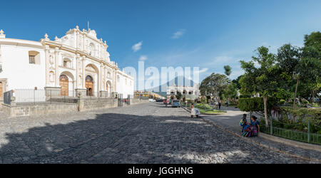 Belle Cathédrale de San José dans la place principale d'Antigua, Guatemala Banque D'Images