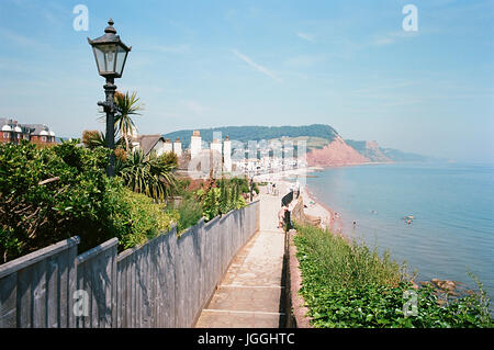 La ville de Sidmouth sur la côte sud du Devon, en été, de Connaught gardens, Devon, Angleterre du Sud-Ouest Banque D'Images