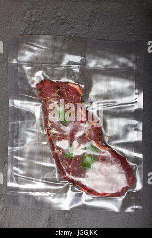 Steak cru dans un sac sous vide Banque D'Images