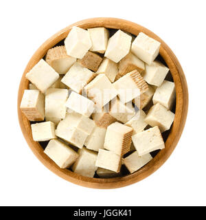 Les cubes de tofu fumé dans bol en bois. Pâte de soja. Lait de soja coagulé, enfoncé dans les blocs blanche et ferme. L'organe de la cuisine asiatique. Les substituts de viande. Banque D'Images