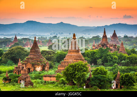 Bagan, Myanmar ancien temple ruins. Banque D'Images